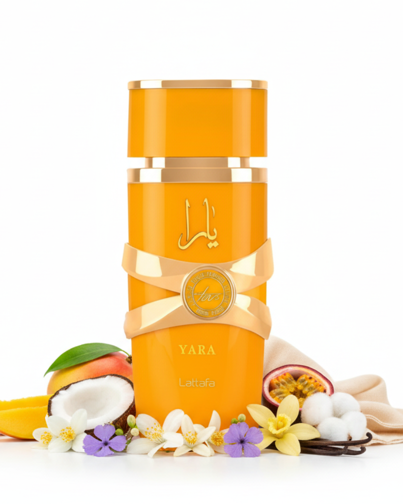 Frasco de perfume Yara de Lattafa EDP, botella cilíndrica amarillo dorado brillante con caligrafía árabe dorada, dos bandas diagonales cruzadas en oro chamán con medalón Lattafa central, texto dorado YARA Lattafa, tapón cilíndrico amarillo con banda dorada, sobre fondo blanco, rodeado de mango, coco, maracuyá, jazmín, heliotropo, flor de azahar, vainilla, almizcle y cachemira.